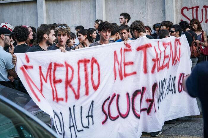 Bloccano insegnante in auto, denunciati 3 minori