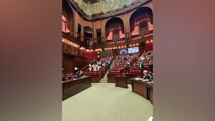 Ok a odg della Lega su caccia a stambecco, Avs protesta in Aula con cartelli