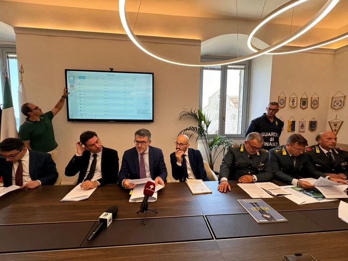 Denaro e pranzi in cambio di commesse dalla Provincia Bat