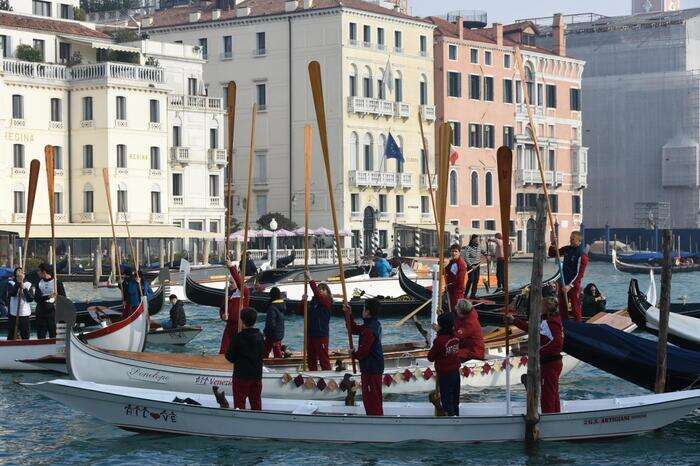 A Venezia il corteo acqueo votivo alla Madonna della Salute