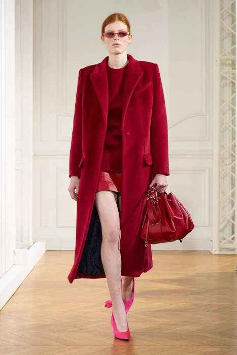Givenchy e l'archivio, tra scollature seducenti e drappeggi