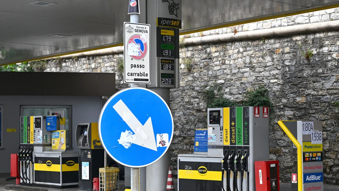 Prezzo della benzina in lieve calo, la verde a 1,697 euro