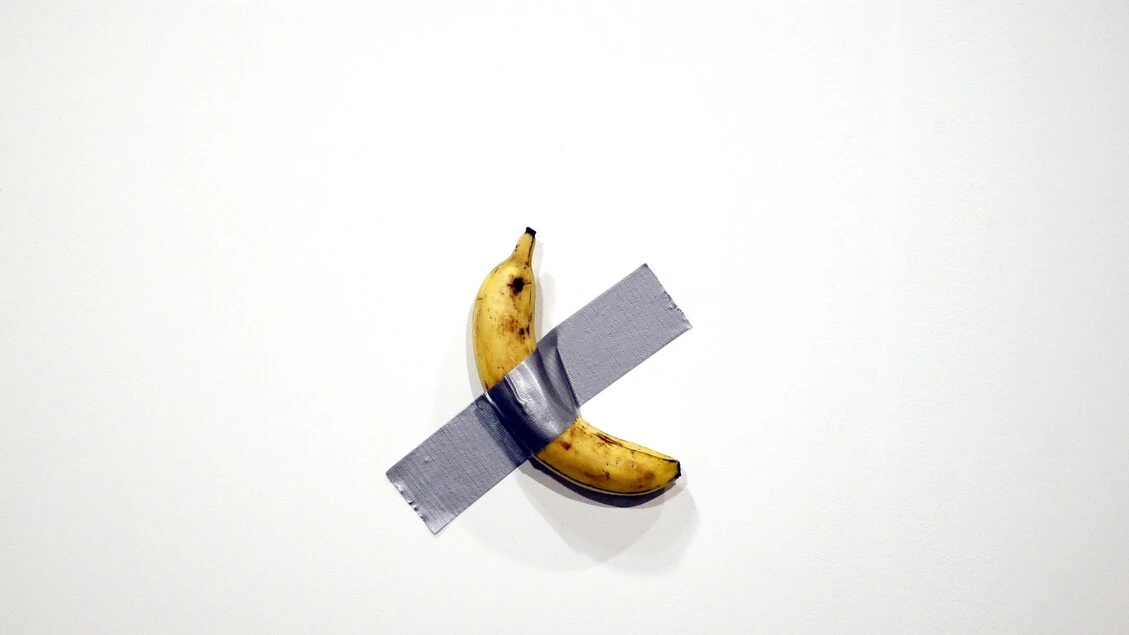Rubata la banana di Cattelan nel museo Pompidou di Metz, denunciato il furto
