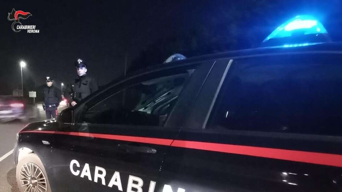 Picchia e incendia l'auto della ex, arrestato in differita