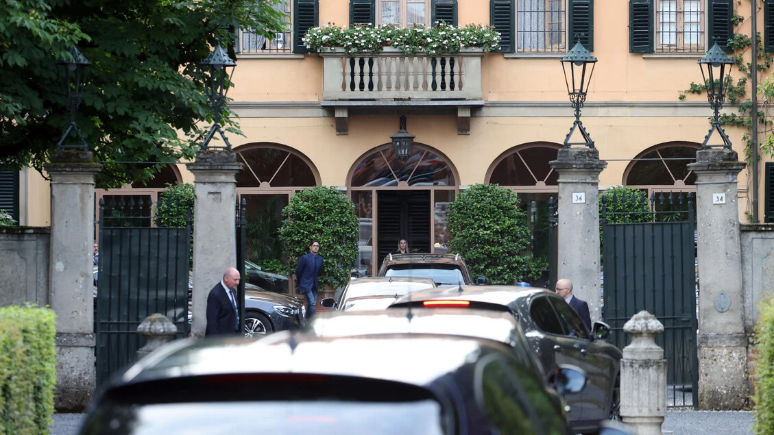Figli di Berlusconi e manager ad Arcore, messa e pranzo insieme
