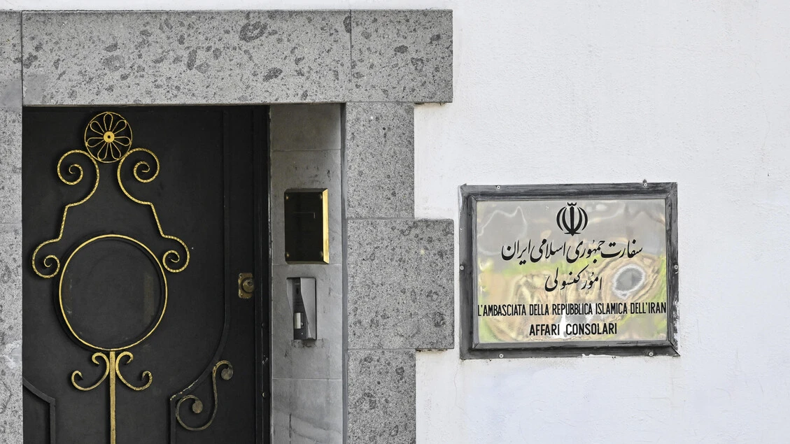 Protesta davanti all'ambasciata iraniana a Roma, lanciate uova sull'ingresso