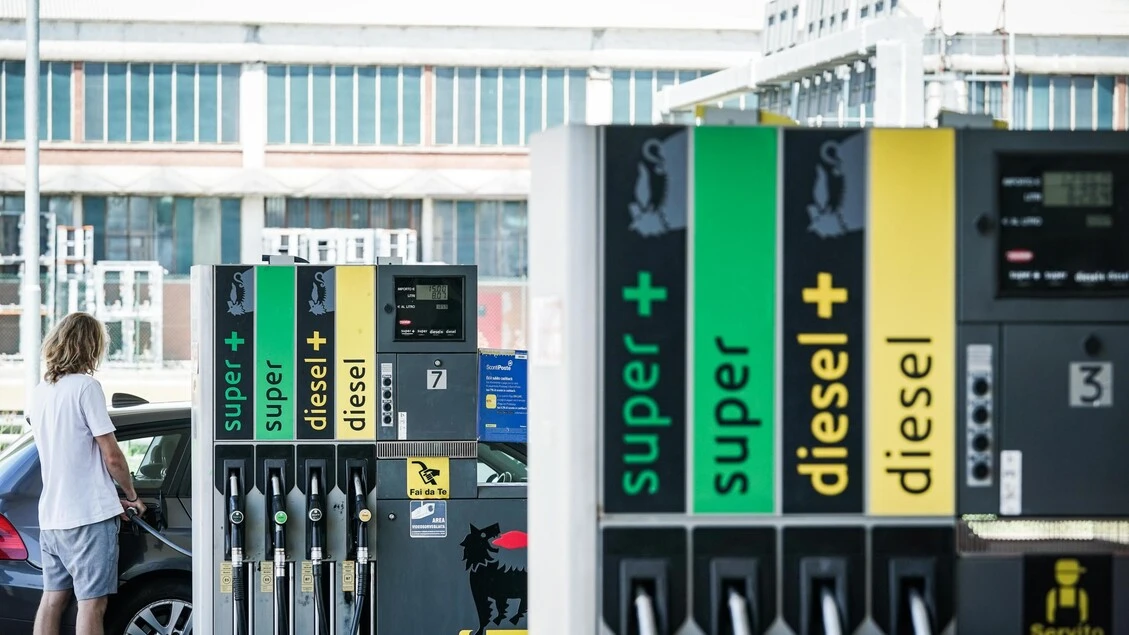 Balzo dei prezzi medi dei carburanti, ai massimi da aprile