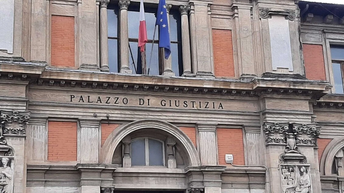 Bimbi tirati per i capelli o bloccati sui banchi, maestra a processo