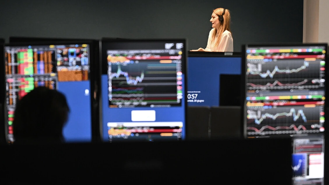 Borsa: Milano gira in calo, scivola Stm