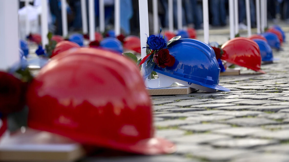 Morto l'operaio investito da un cilindro metallico