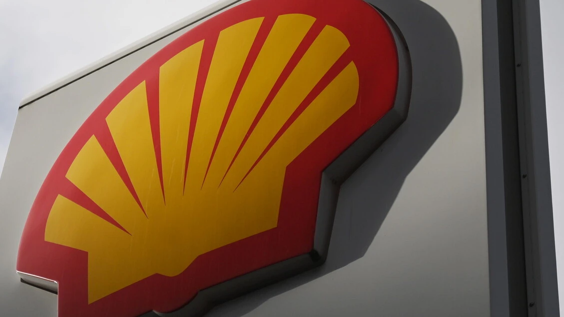 Utile Shell giù del 35% nel primo trimestre per prezzo petrolio