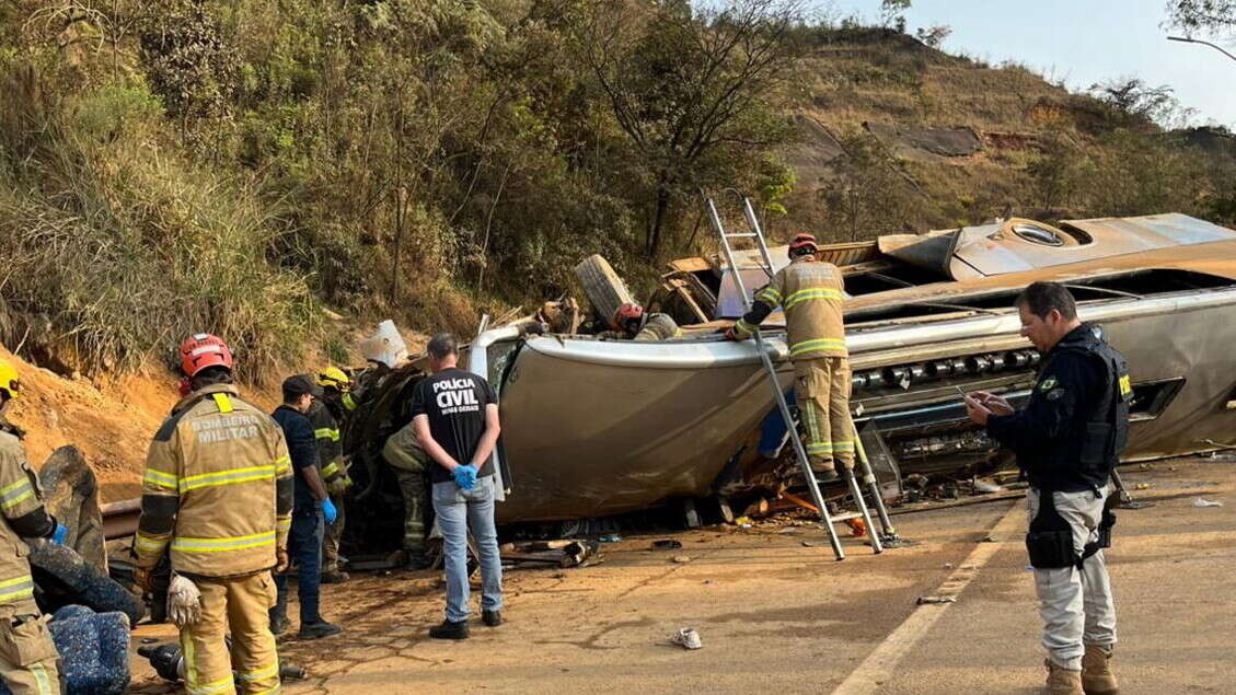 Scontro tra bus e camion in autostrada a S.Paolo, 12 morti