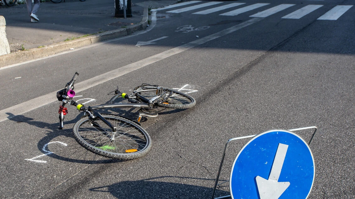 Morto travolto in bici a Monza, trascinato per 500 metri