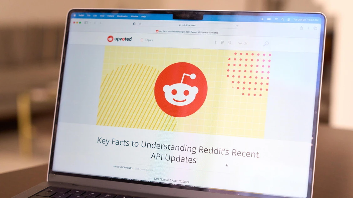 Piattaforma Reddit fa causa ad Anthropic, 'usa contenuti per IA'