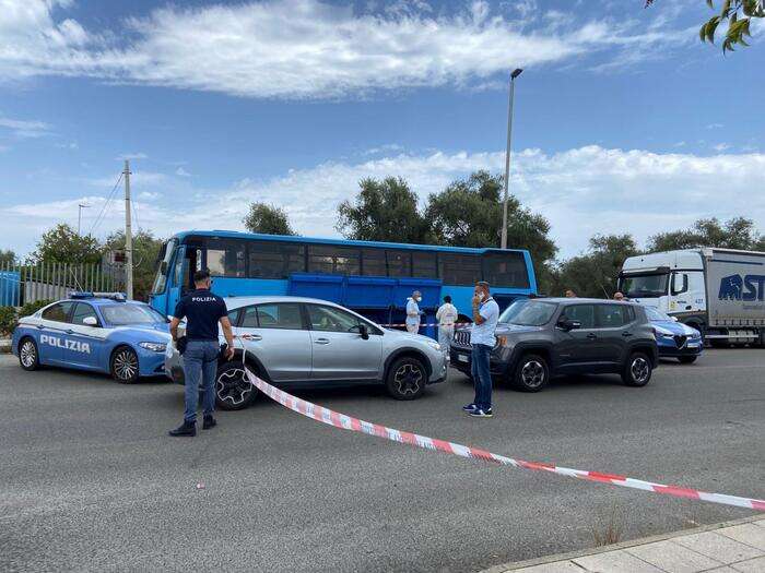 Clochard morto nel bagagliaio di un pullman, decesso per caldo