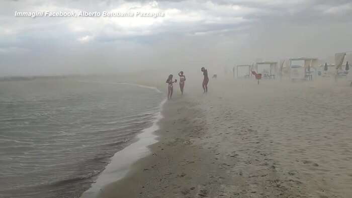 Maltempo, tempesta di sabbia sulla spiaggia di Rimini