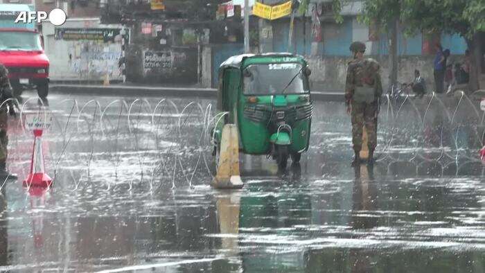 Bangladesh, soldati nelle strade di Dacca dopo le proteste e gli scontri