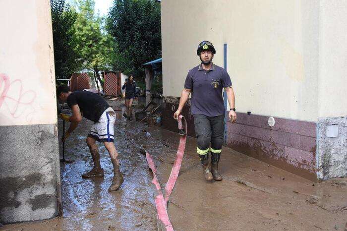 Torrente esonda per la pioggia a Bergamo, negozi e box allagati