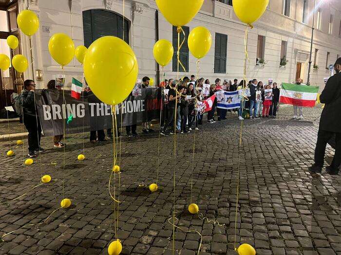 'Noi chiusi nel ghetto, altri fanno la guerriglia'