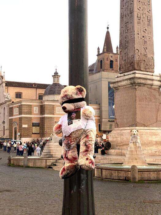 A Roma orsi peluche per chiedere liberazione ostaggi israeliani