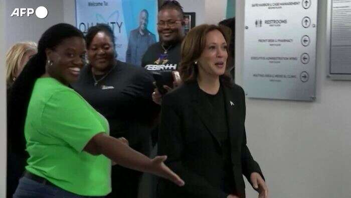 Usa, Kamala Harris visita le aree della Carolina del Nord colpite dall'uragano Helene