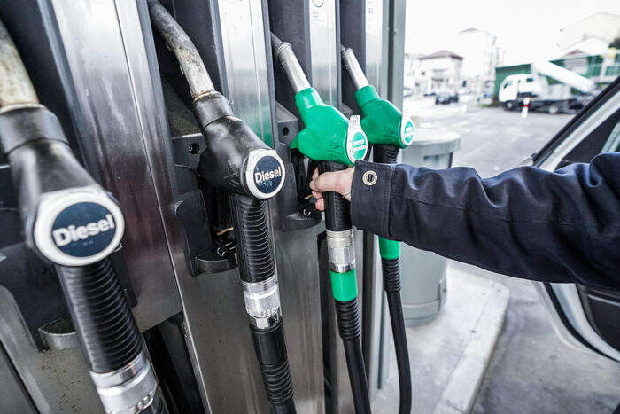 Cala prezzo benzina, diesel ai minimi da gennaio 2022