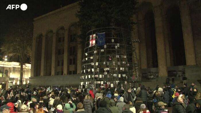 Georgia, migliaia di manifestanti filo-Ue di nuovo davanti al Parlamento