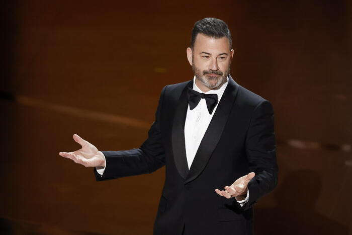 Jimmy Kimmel si commuove e attacca Trump sui roghi a Los Angeles