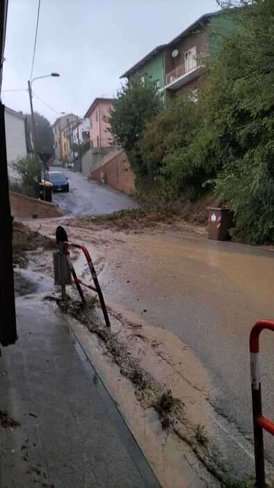 Ad Ancona straripa l'Aspio, strade allagate e zone isolate