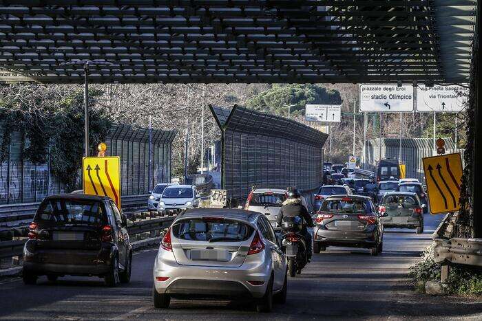 Schianto in moto su Tangenziale Roma, un morto e caos traffico