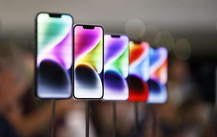 Apple, entro la primavera arriva l'iPhone economico con l'IA