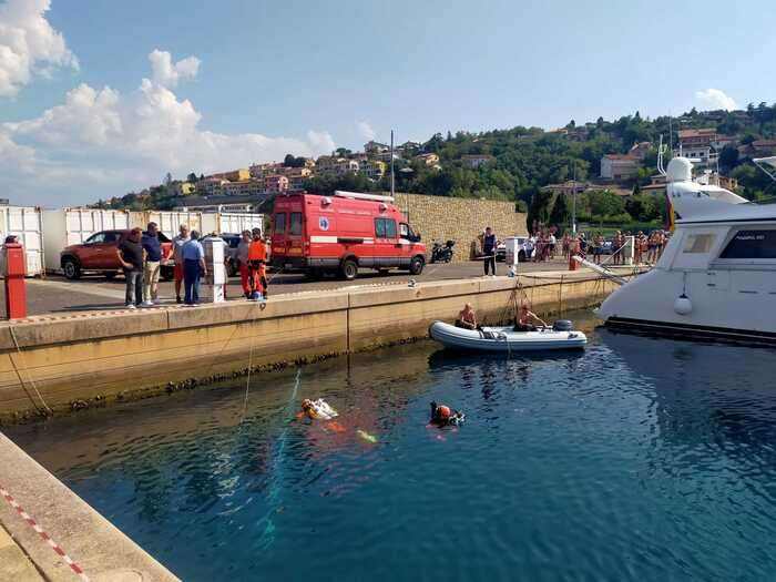 Balenottera di 13 metri spiaggiata vicino a Trieste