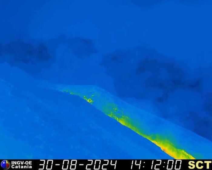 Stromboli: colata lavica, spattering ed emissione di cenere