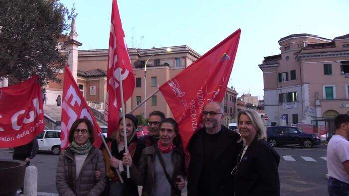 Roma, sit-in di solidarieta' a Christian Raimo. Lui ringrazia