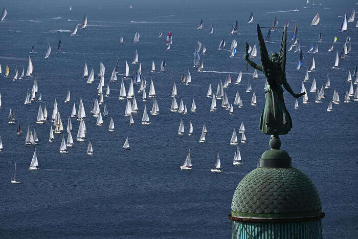 Al via con l'alzabandiera la Barcolana 56, iscritti a quota 1280