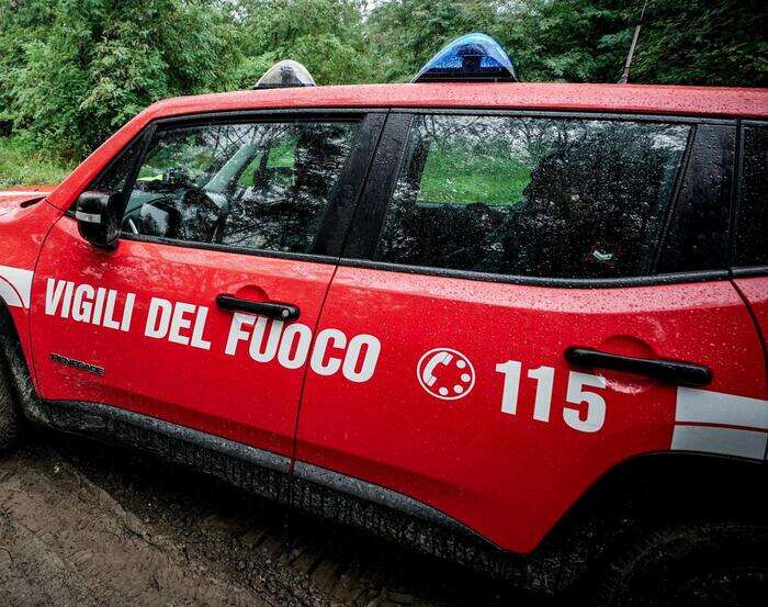 Maltempo nelle Marche, salvato dopo fuori strada con auto