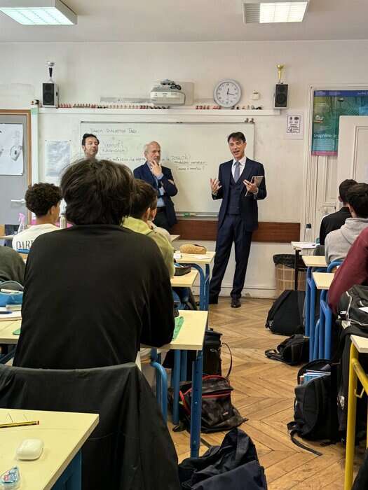 Console Albergoni visita scuola italiana a Parigi