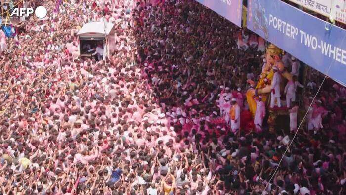 India, giganteschi idoli del dio Ganesh in processione per le strade di Mumbai