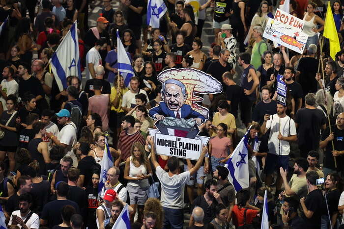 Migliaia di manifestanti bloccano le strade a Tel Aviv