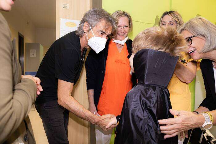 Ligabue in visita ai piccoli pazienti del Sant'Orsola