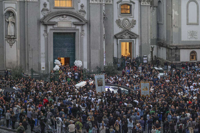 Applausi, lacrime e dolore ai funerali di Santo