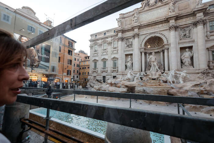 Fontana Trevi senza acqua, turisti lanciano monete in vasca