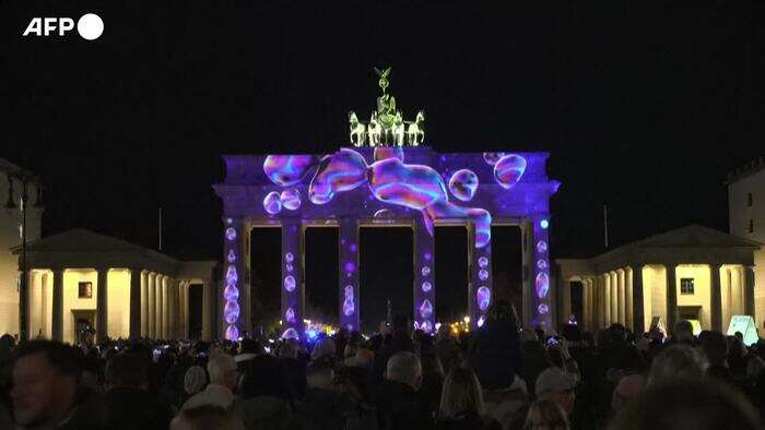 Berlino si illumina per il 20esimo anniversario del 