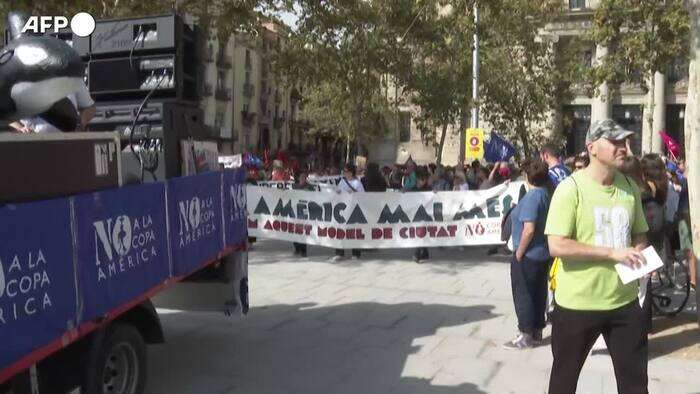 Barcellona, corteo durante l'America's Cup contro l'impennata del turismo