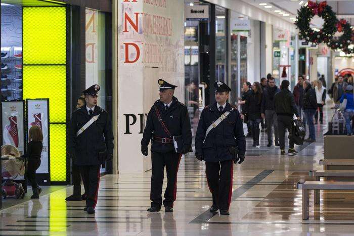 Padre e figlio carabinieri fuori servizio bloccano 2 truffatrici