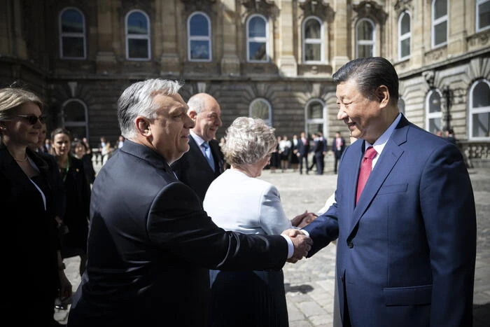 Xi accolto calorosamente a Budapest, ultima tappa del tour