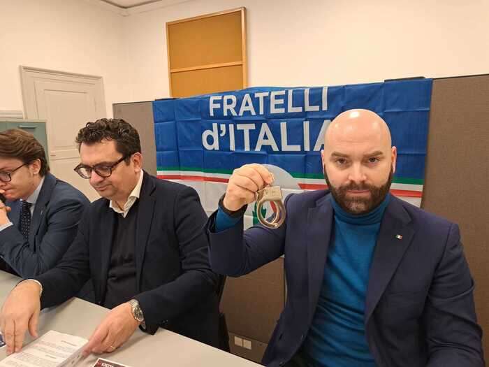 A Vicenza FdI mostra le manette contro i centri sociali