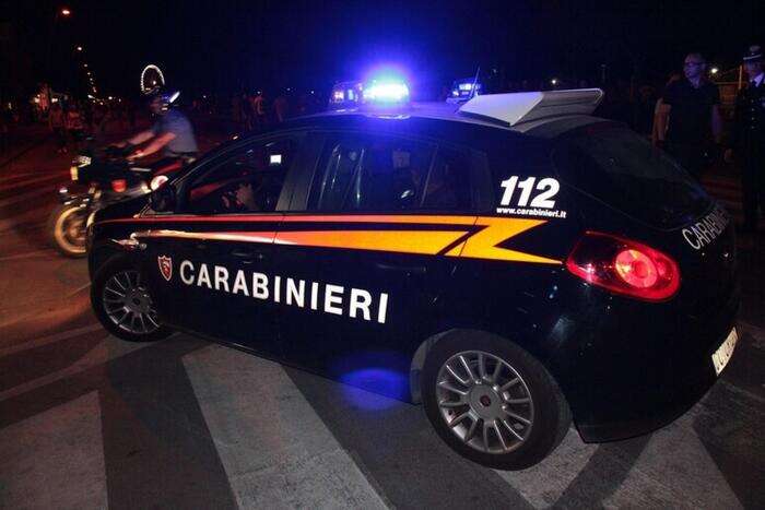 Suv tenta investire cc impegnato in arresto, lui spara a ruote