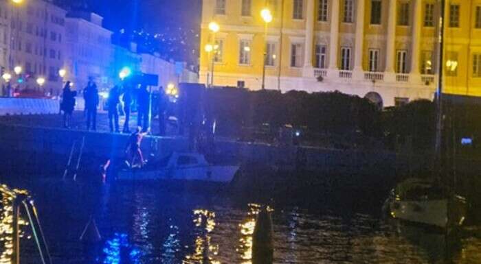 Ragazza cade in mare in centro a Trieste, salvata dai soccorsi