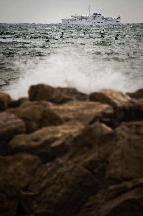 Mare mosso, saltano le corse per Ischia, Capri e Procida